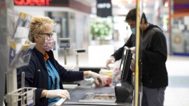 Dodatkowa świąteczna nagroda 500 zł dla pracowników Tesco w związku z pandemią BIZNES, Przemysł spożywczy - Tesco Polska w ramach specjalnego podziękowania za pracę w okresie świątecznym przyzna pracownikom sklepów i działów dystrybucji nagrodę w wysokości 500 zł brutto. W ten sposób firma wyraża swoje wsparcie i docenia wkład zespołów w utrzymanie płynności dostaw oraz dbanie o klientów w trudnym czasie pandemii.