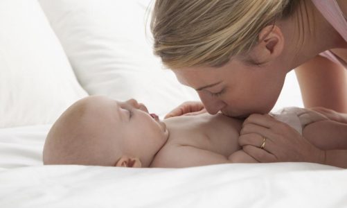 Składniki mineralne i witaminy: pediatra o ważnych elementach w diecie niemowlaka