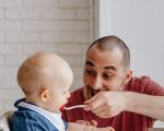 Obalamy popularne mity na temat diety rocznego dziecka – o tym musi wiedzieć każdy rodzic